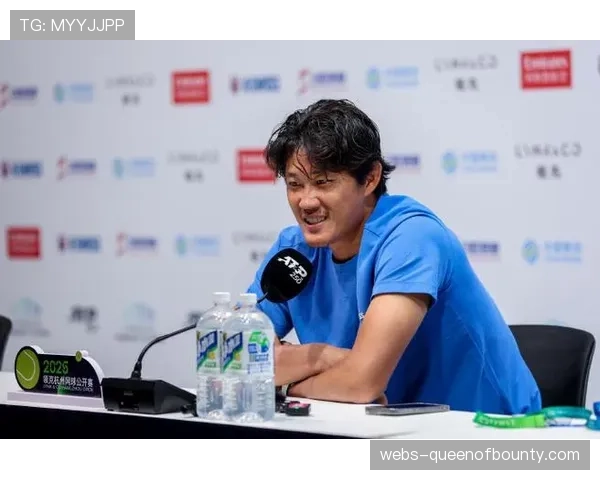 中国球员张之臻杭州赛不敌斯夫尔奇纳，止步第二轮。