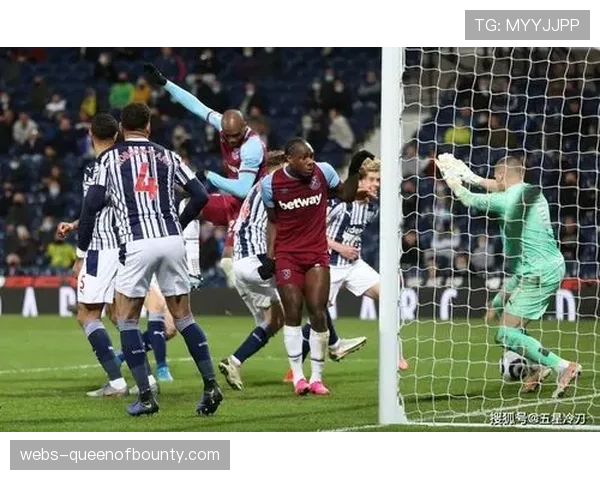 孩子你就继续戴你的圣诞帽，利物浦在AXA基地里一点也不冷也不累